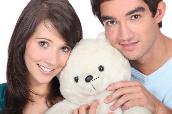 Ung man och kvinna med en nallebjörn — Stockfoto