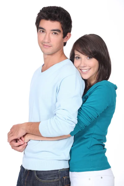 Ragazza adolescente con le braccia intorno fidanzato — Foto Stock
