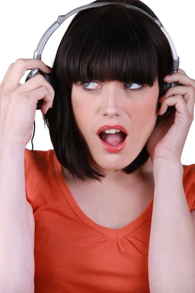 Brunette portant des écouteurs — Photo