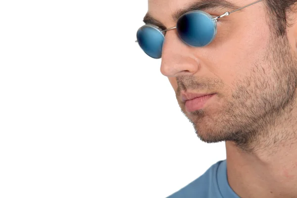 선글라스를 착용 하는 프로필에 남자 — 스톡 사진