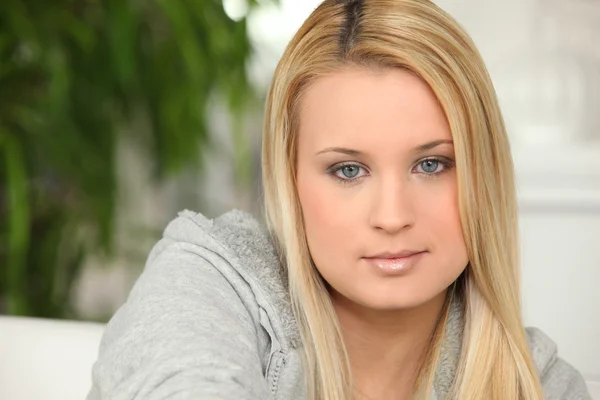 Porträtt av blond tonåring — Stockfoto