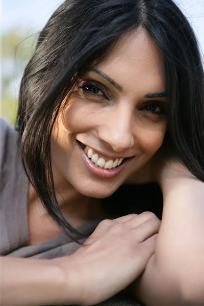Portrét atraktivní brunetka venku — Stock fotografie