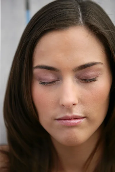 Krásná žena s očima zavřenýma — Stock fotografie