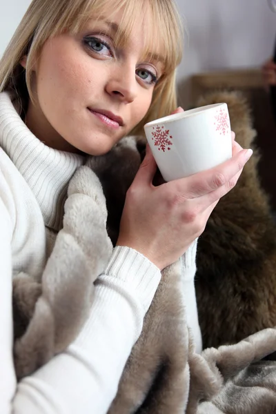 Blond woman holding a mug of coffee — Stock Photo, Image