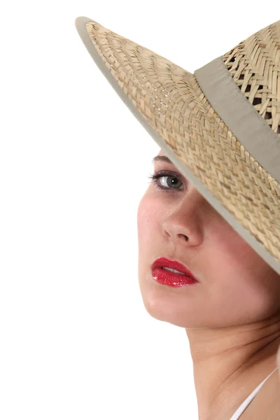 Um retrato de um modelo com um chapéu de verão . — Fotografia de Stock