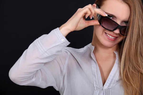 선글라스를 착용 해 매력적인 여자 — 스톡 사진
