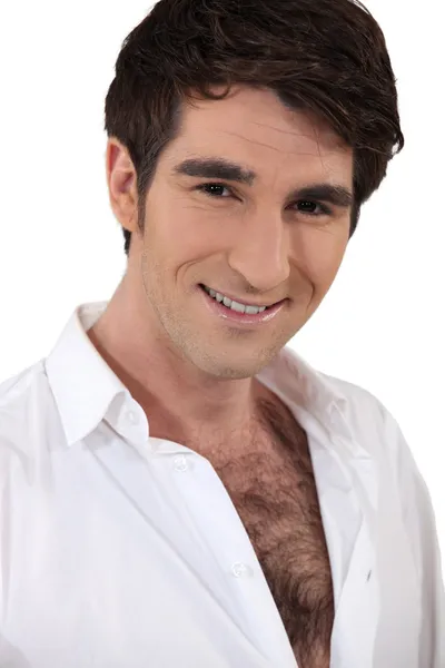 Mann mit behaarter Brust im weißen Hemd — Stockfoto
