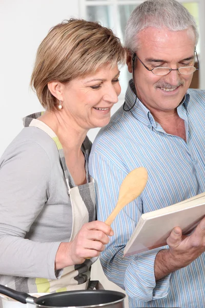 Ouder paar in keuken — Stockfoto