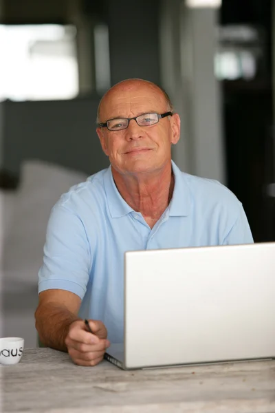 Hombre calvo trabajando desde casa —  Fotos de Stock