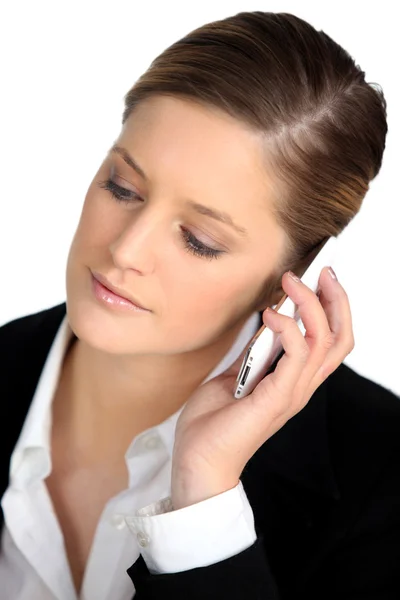 Mulher de negócios falando em seu celular — Fotografia de Stock
