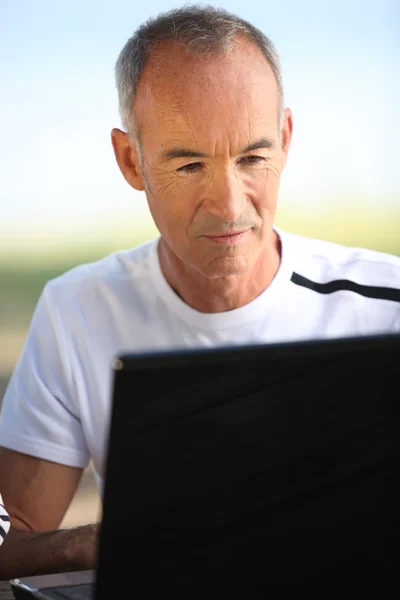 Человек с компьютером — стоковое фото