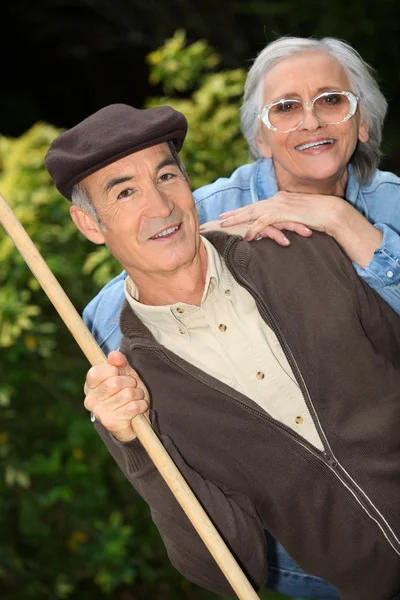 Старша пара в саду — стокове фото