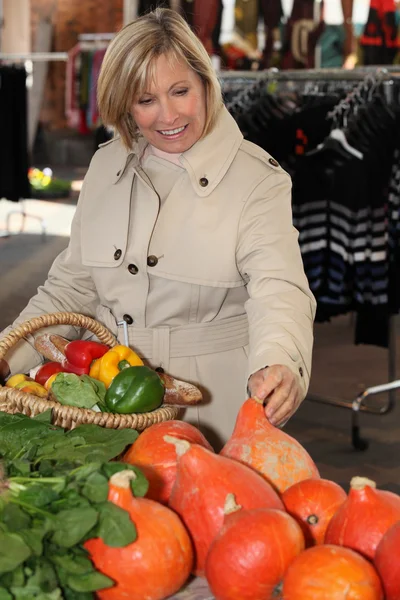 Frau kauft Obst auf dem Markt — Stockfoto