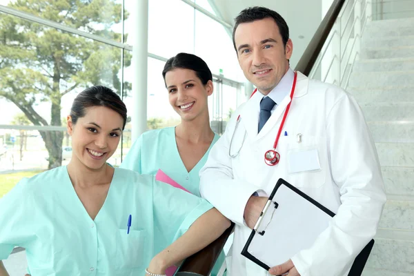 Personale ospedaliero raccolto sulle scale — Foto Stock