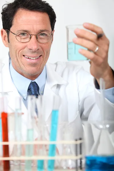 Cientista realizando uma experiência — Fotografia de Stock