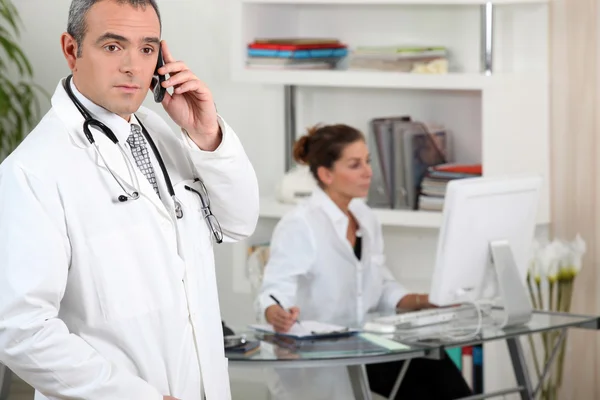 Zwei Ärzte in Klinik-Rezeption — Stockfoto