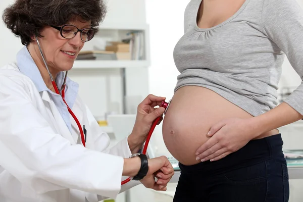Terhes nő rendszeres kontrollvizsgálat — Stock Fotó