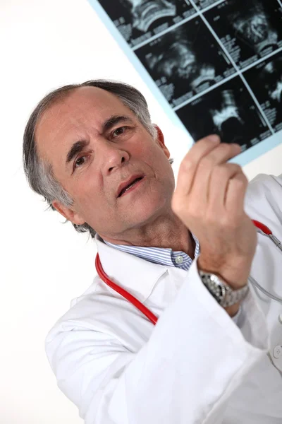 Medico anziano che tiene le radiografie — Foto Stock