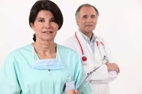 Närbild av en sjuksköterska och en kirurg — Stockfoto