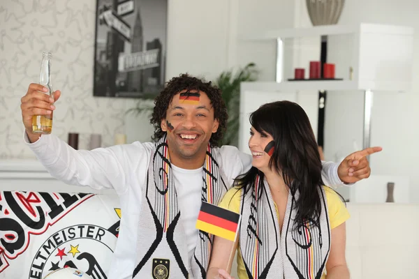 Casal alemão comemorando vitória — Fotografia de Stock