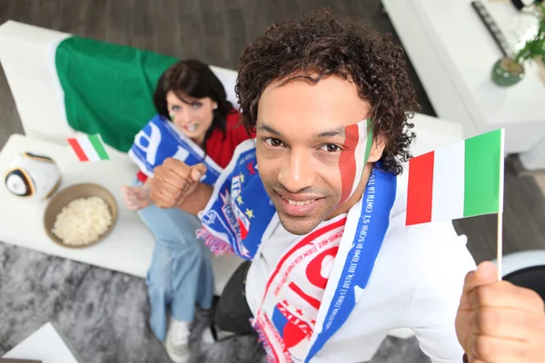 İtalya Milli Futbol takımı destekleyen çift — Stok fotoğraf
