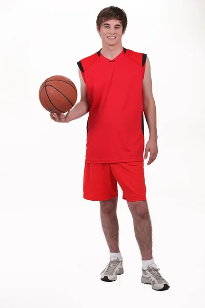 빨간 키트 입고 농구 선수의 스튜디오 초상화 — 스톡 사진