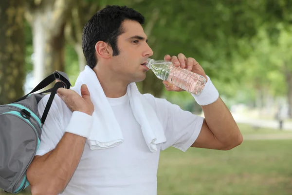 Mann trinkt Wasser nach dem Training — Stockfoto