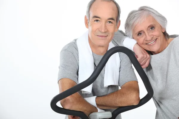 Seniorenpaar macht Übungen im Fitnessstudio — Stockfoto