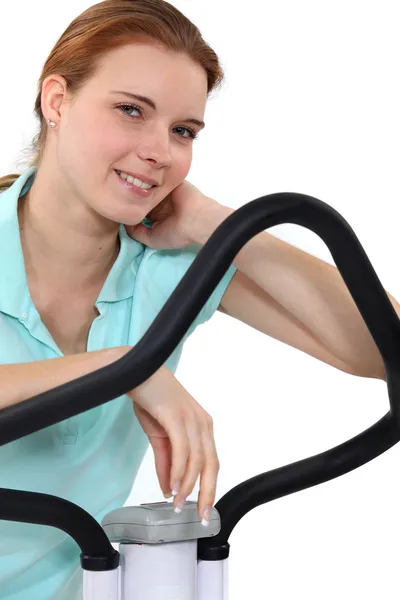 Kadın Bisiklete binme makine üzerinde — Stok fotoğraf