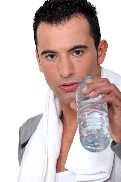 Adam içme suyu egzersiz sonra — Stok fotoğraf