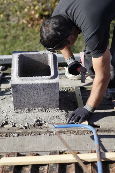 Man adjusting cinder block placement — Stock Photo, Image