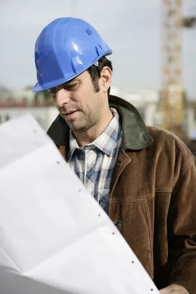 Foreman en el sitio asegurándose de que la construcción va de acuerdo con el plan —  Fotos de Stock