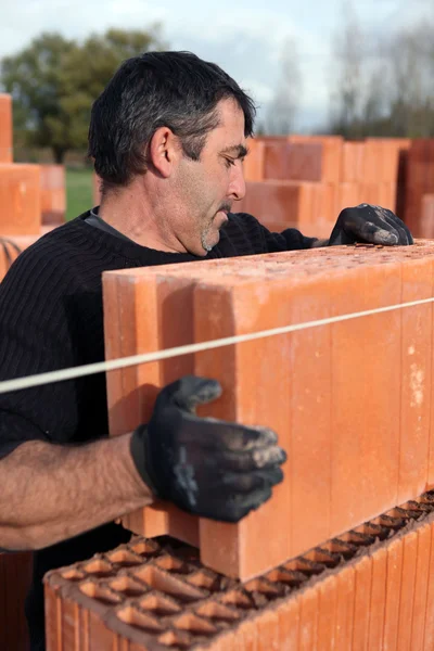 Construtor de colocação de tijolos — Fotografia de Stock