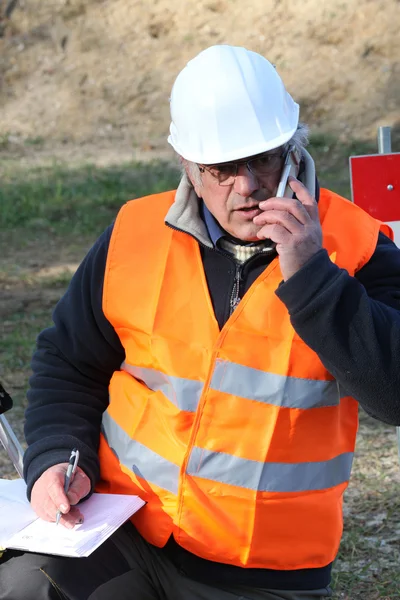 Tradesman talking on his mobile phone — Stock Photo, Image