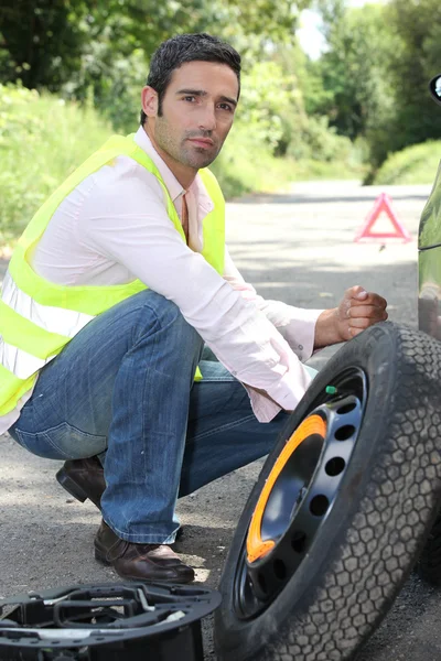 Mann med punktering – stockfoto
