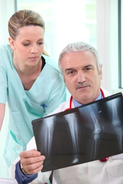 Orthopedic surgeon and assistant — Stock Photo, Image