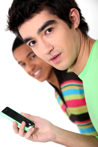 Молодой человек с модным сотовым телефоном — стоковое фото