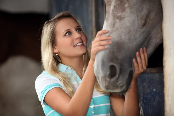 Jovencita acariciando caballo —  Fotos de Stock