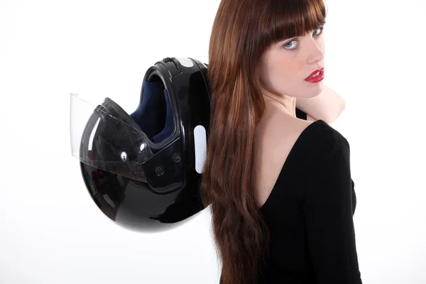 Mujer joven sosteniendo un casco de choque — Foto de Stock
