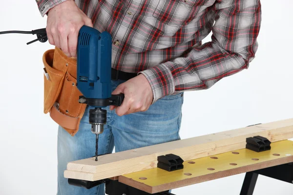 Carpenter a fából készült deszka fúrás — Stock Fotó