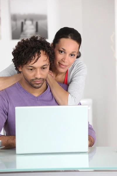 Couple à la maison avec un ordinateur portable — Photo