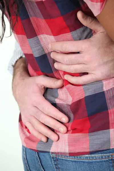 Мужские руки вокруг женского тела — стоковое фото