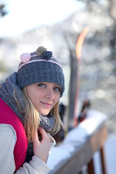 Frau an einem kalten Wintertag draußen — Stockfoto