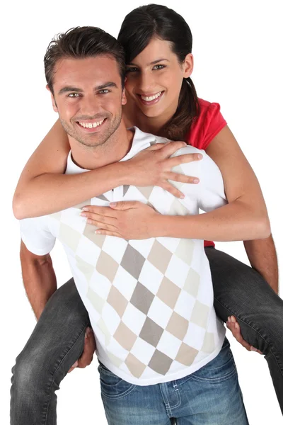 Homem dando namorada piggyback — Fotografia de Stock