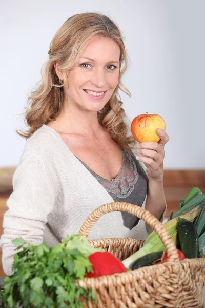 Wife holding apple. — Stock Photo, Image