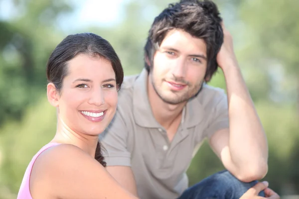 Glückliches Paar saß im Park — Stockfoto
