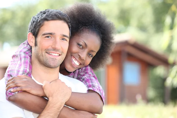 Casal interracial abraçando — Fotografia de Stock