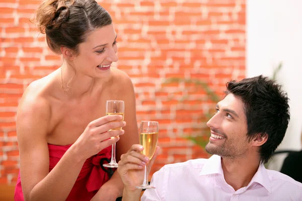 Pareja bebiendo champán en restaurante — Foto de Stock