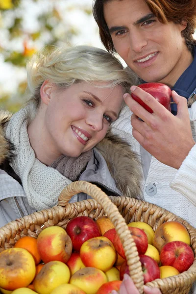 Couple with basket of apples — Stock Photo, Image