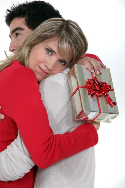 Mulher agradecendo seu namorado por seu presente — Fotografia de Stock